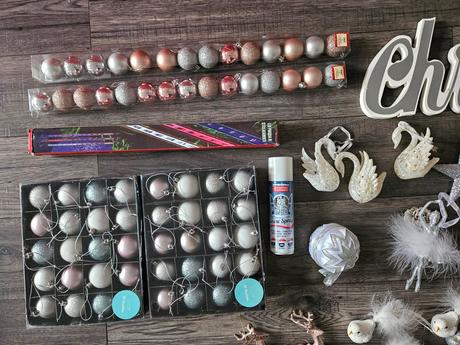 Ozdoby na stromček- biele vianoce- gule, svetielka, 