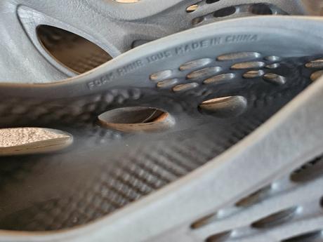 Yeezy foam carbon, 44