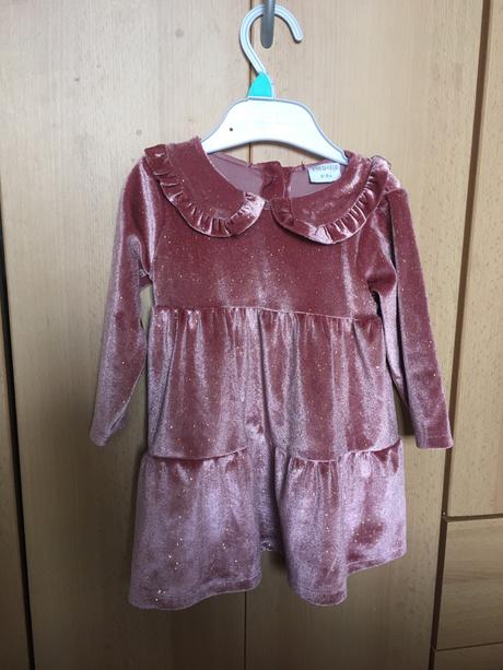 Krásne semišove trblietave šaty, 74