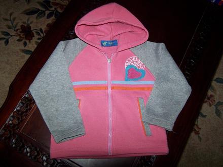 Mikinka nosená, 104