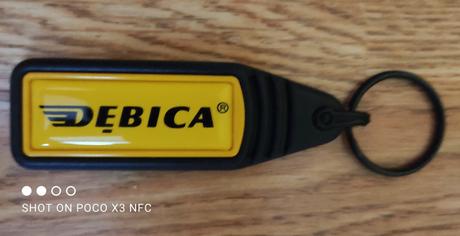 Elegantné kovové kľúčenky a debica, guess