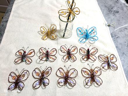 Korálikové aj látkové motýliky na štipcoch, 