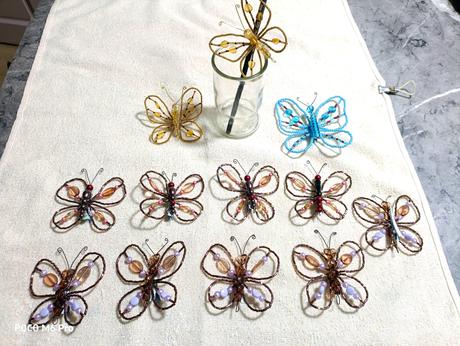 Korálikové aj látkové motýliky na štipcoch, 