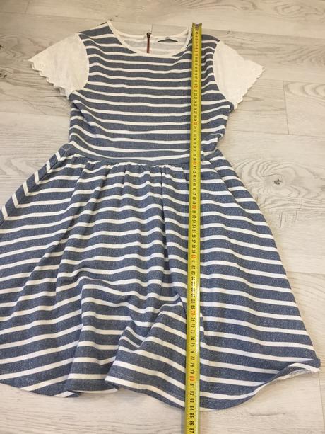 Pásikavé šaty, 158