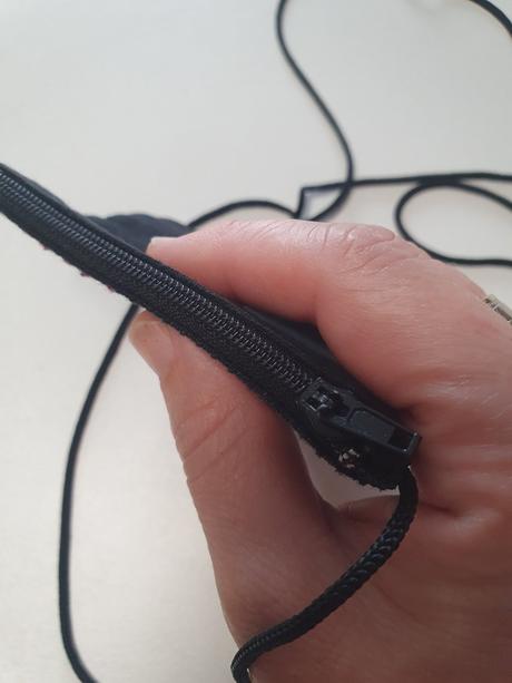 Malá vyšívaná kabelka cez plece 10x10cm, 