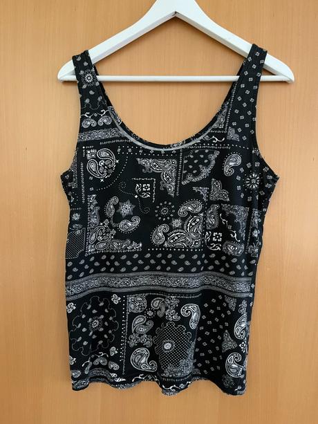 Bezramienkový čierny top s ornamentami m, m