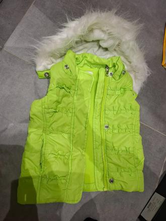 Vesta s kožušinou na odnímateľným kapucni, 98