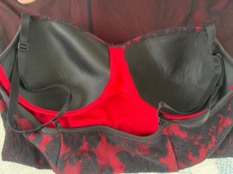 Dlhé šaty s čipkou a červenou podšívkou, m