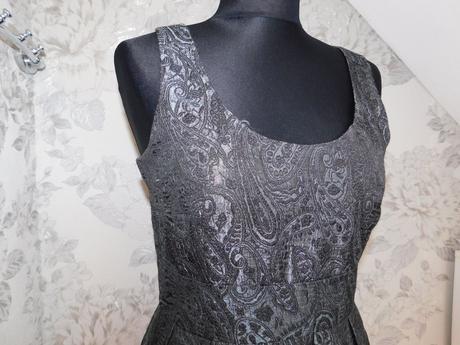 Kvalitne velmi pekne saty na slavnost, 38