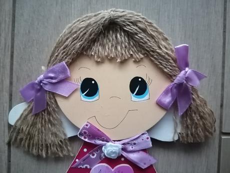 Drevený anjelik šťastia dievčatko,