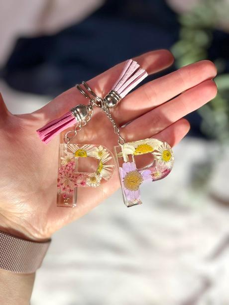 Ručne vyrobené živicové kľúčenky, 