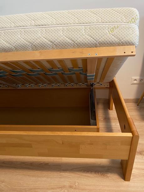 Masívna buková (detská) posteľ s úložným priestoro, šírka (cm): 90,dĺžka (cm): 200