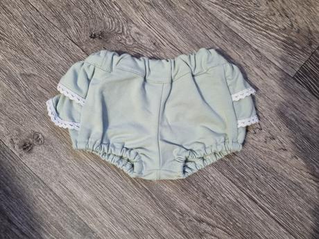 Kraťase/gaťky s volánikmi a čipkou, 62