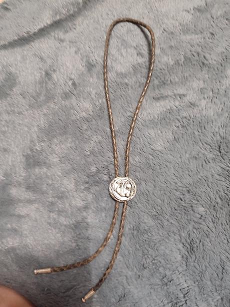 Kozena ozdoba ako kravata,