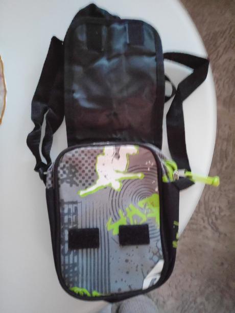 Taska cez plece nova, 