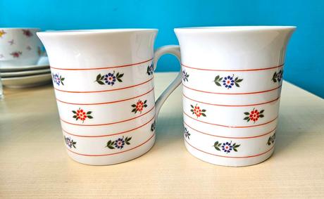 Retro keramické hrnčeky, biele, kvetinový vzor, 