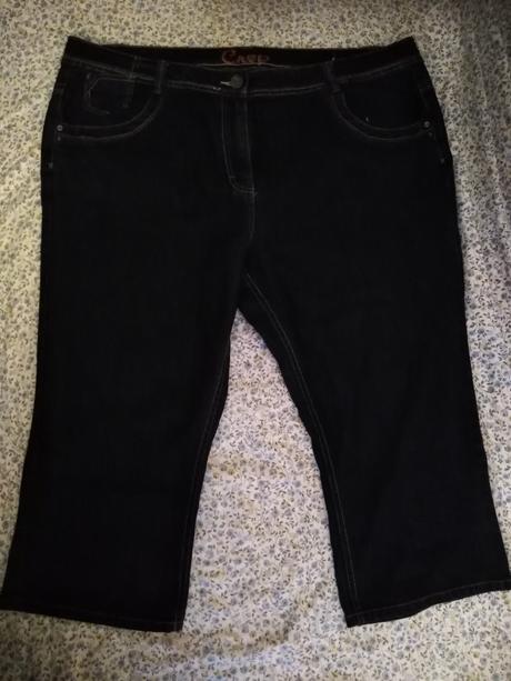 Skrátené tmavo-modré džínsy., 52