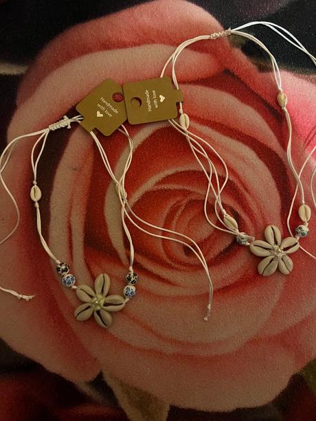 Náhrdelník z mušlí s kvietkom, 