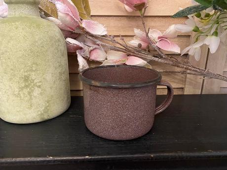 Hnedý smaltovaný hrnček, 