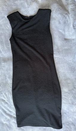 Čienre púzdrovné šaty s vypchávkami na pleciach at, atmosphere,l