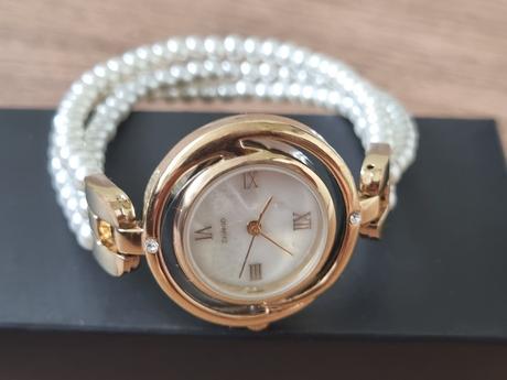 Pozlátené hodinky s perličkovým remienkom,