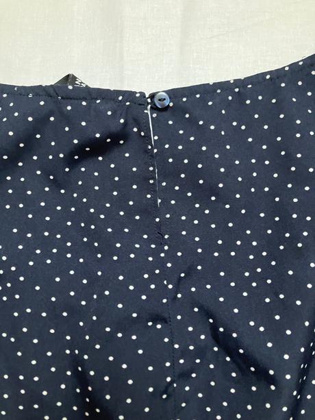 Dámske letné tmavomodré bodkované šaty na ramienka, l