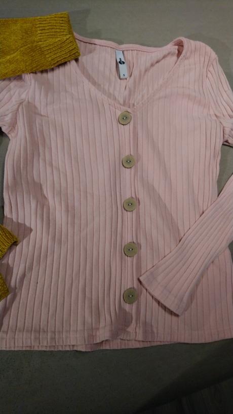 Tenký svetloružový svetrík, s