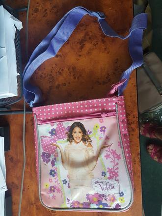 Violetta taska cez plece,
