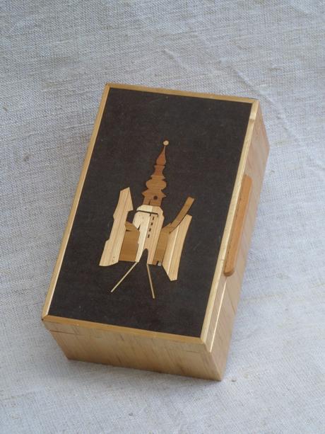 Stará šperkovnica s kostolíkom, 