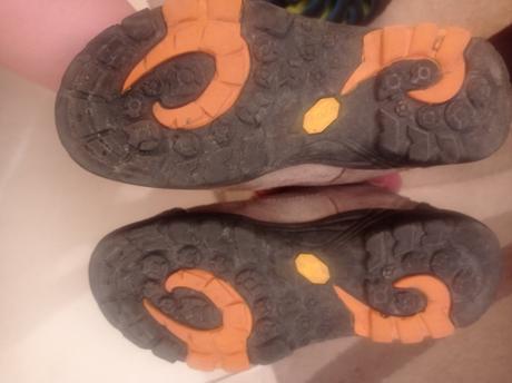 Turisticke kotnikove topanky, 32