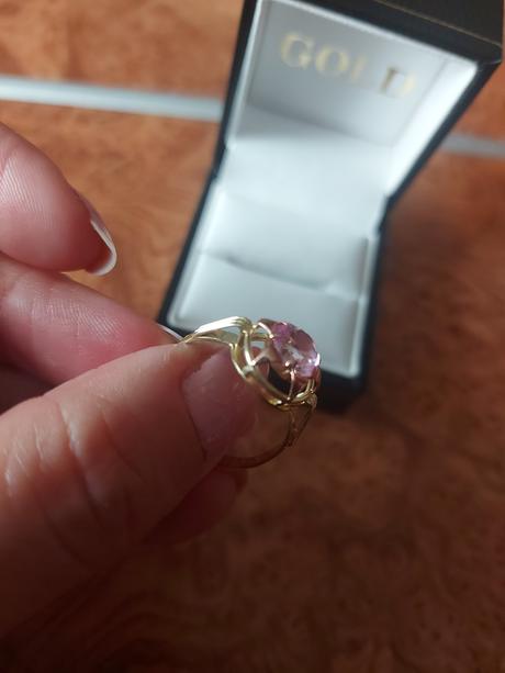 Zlatý prsteň s ružínom, 