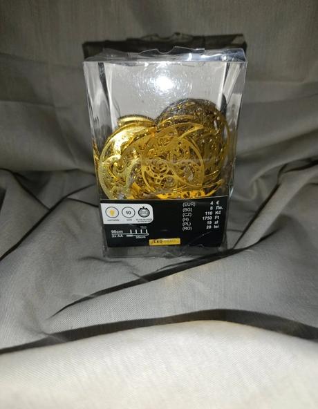 Zlatý svietiaci mesiac, 