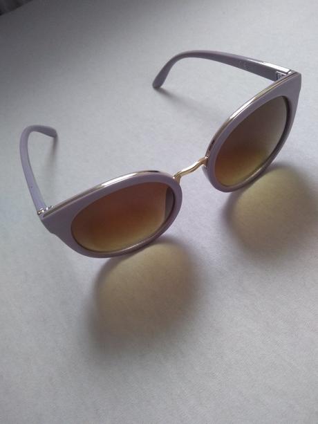 Bledofialové slnečné okuliare, 