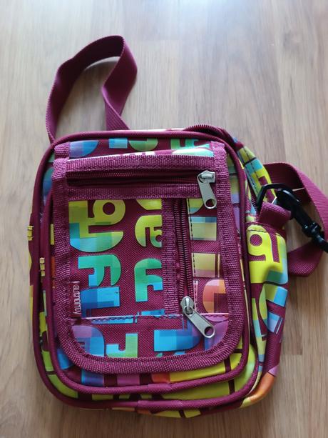 Crossby kabelka, authority