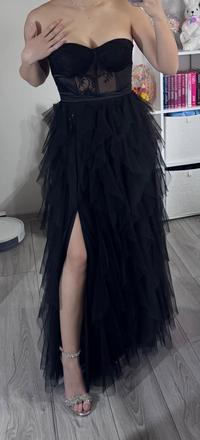 Čierne volánové šaty, l