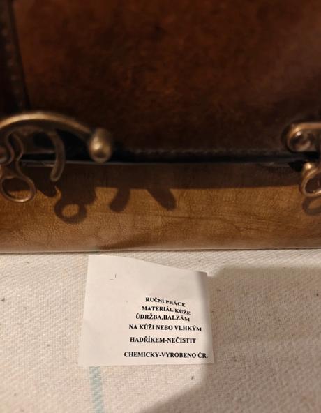 Malá dámska kožená kabelka, 