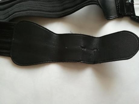 Čierny opasok lesklý, 