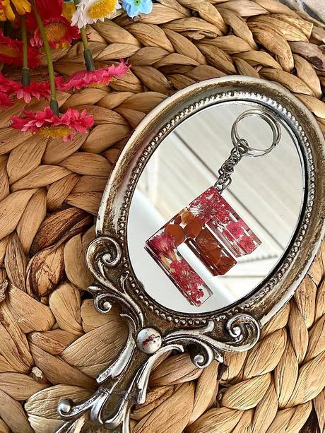 Ručne vyrobené živicové kľúčenky, 