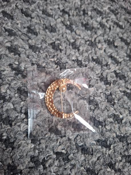 Malá elegantná brošňa, 