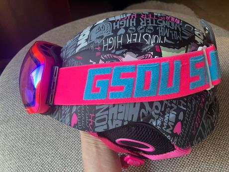 Prilba lyžiarska s okuliarmi, s