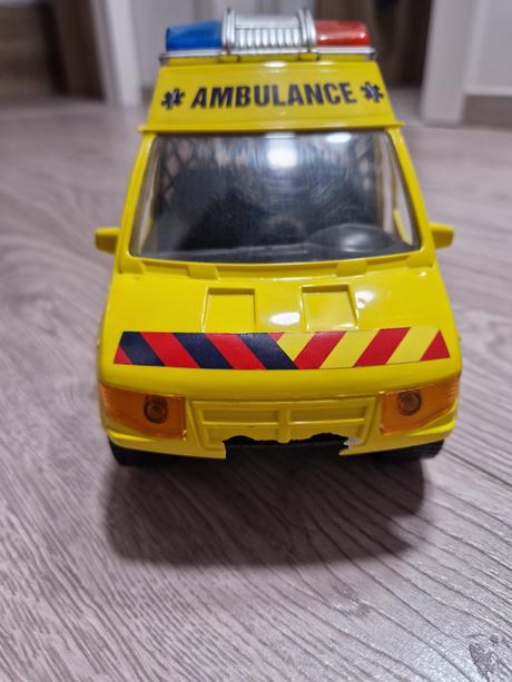 26de_policajne auta a sanitky,