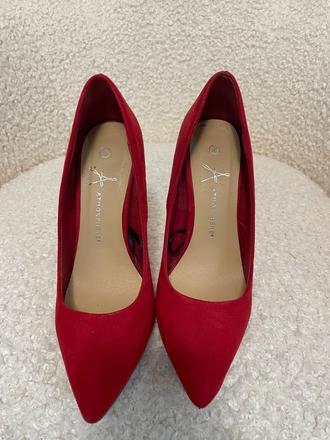 Červené lodičky, 36