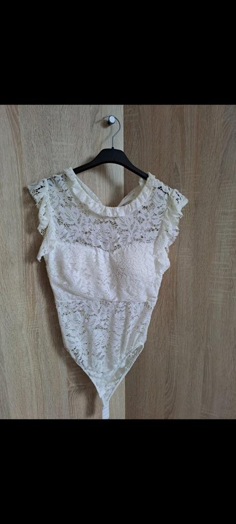 Čipkované body s volánikmi, s