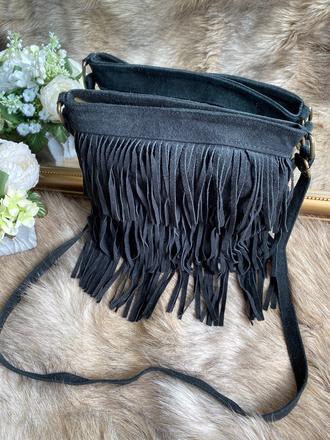 Kožená strapcová kabelka v čiernom,