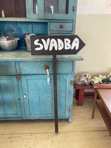 Smerová tabuľa svadba, 