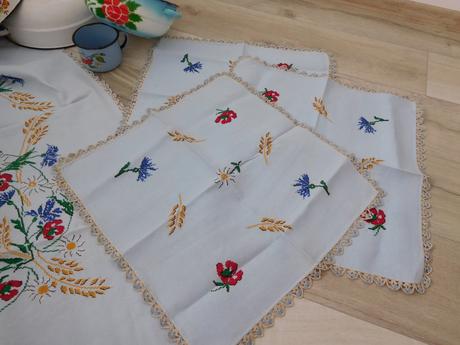 Vidiecký -ručne vyšívaný set obrusov-122x135cm,, 