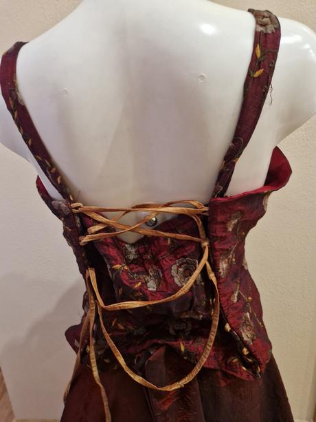 Spolocenske saty, 42