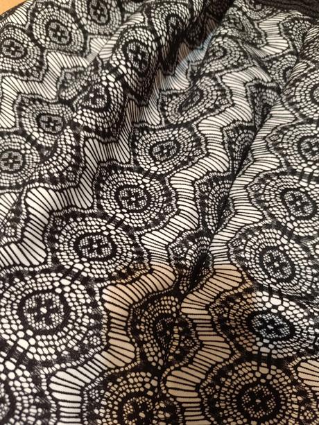 Spoločenská puzdrová sukňa s vyšívaným vzorom, m