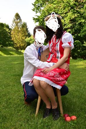 Folklórne ľudové šaty, s