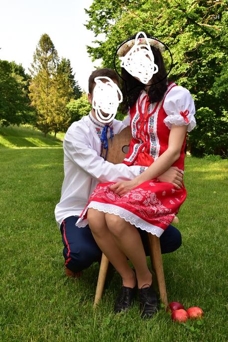 Folklórne ľudové šaty, s